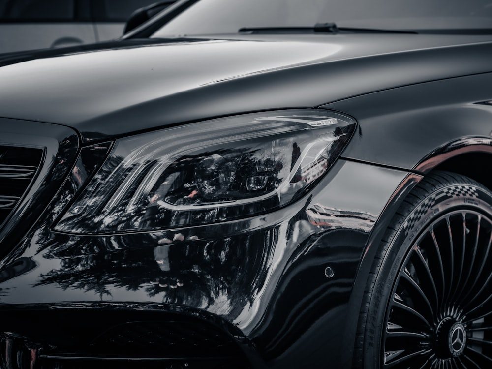 Berline Mercedes noire, vue trois-quarts.