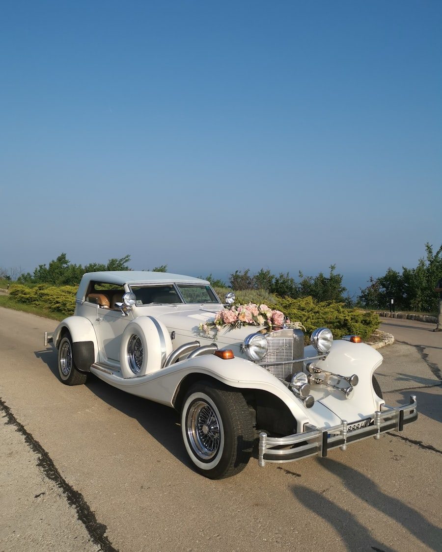 Voiture élégante décorée pour un événement.